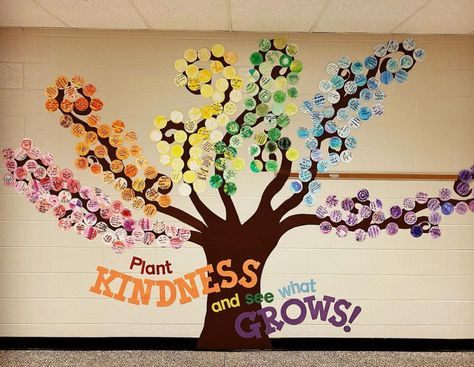 15 Unique & Adorable Ways to Celebrate Kindness in Your Classroom Bulletin Board Tree, Kindness Bulletin Board, Elementary Bulletin Boards, Work Bulletin Boards, Art Bulletin Boards, Bulletin Board Design, School Board Decoration, Preschool Bulletin, Back To School Bulletin Boards