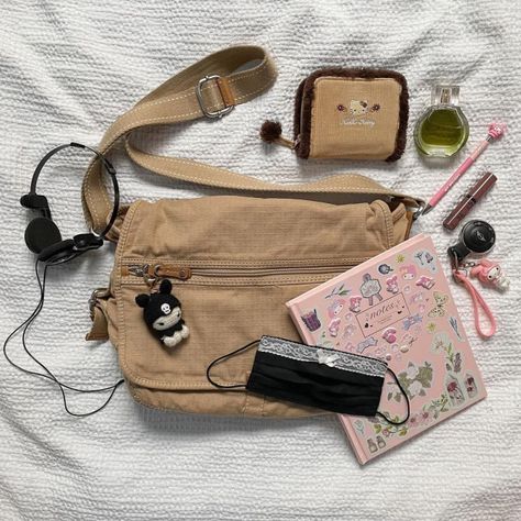 Inside My Bag, Purse Essentials, Handbag Essentials, Girls Tote, Bag Aesthetic, What In My Bag, Inside Bag, Bags Aesthetic, Brown Aesthetic