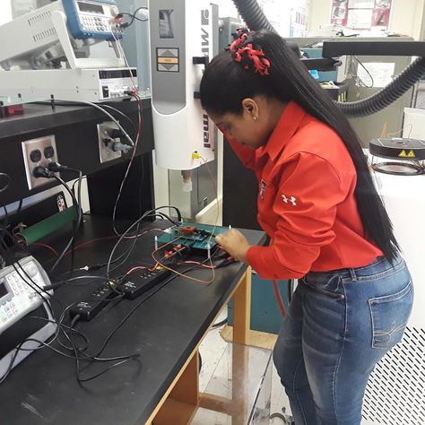 Women Doing Science on Instagram: “@engineer.laurandre is a Ph.D. student in electrical engineering at Texas Tech University. Laura is passionate about applied science. She…” Engineering Motivation, Female Engineer, Texas Tech University, Applied Science, Texas Tech, 2025 Vision, Electrical Engineering, Mechanical Engineering, Geology