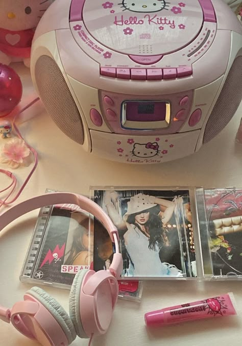 Y2k Boombox Aesthetic, Y2k Radio Aesthetic, 2000s Aesthetic Hello Kitty, Hello Kitty Early 2000s, Hello Kitty 2000s Aesthetic, Decorated Cd Player, 2000s Cd Player, Cute Cd Player, Dvd Player Aesthetic