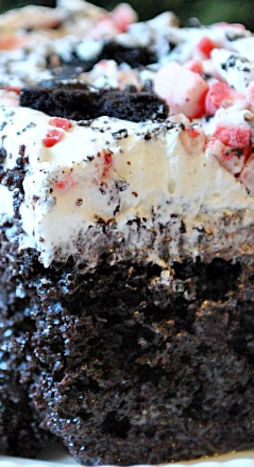 Peppermint Poke Cake, Christmas Poke Cake, Christmas Bars, Chocolate Peppermint Cake, Peppermint Dessert, Peppermint Treats, Peppermint Recipes, Peppermint Cake, Poke Cake Recipes