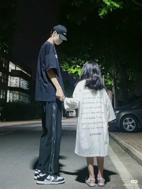 Short Girlfriend Tall Boyfriend Couples Aesthetic, Short Girl With Tall Boyfriend, Short Girlfriend Aesthetic, Tall Guys Short Girlfriends, Tall Boy Aesthetic, Chubby Girl And Slim Boyfriend, Tall Boy Short Girl Couple Aesthetic, Tall And Short Best Friend Pictures, Tall Guy Short Girl Couple Aesthetic