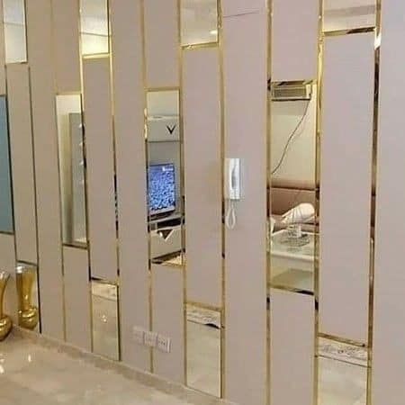 Photography ideas 2.0 Mirror Wall Panelling Design, Latest Wall Design, Pvd Partition, Mirror Design Ideas, Mirror Wall Design, Mirror Panelling, Wall Mirror Ideas, Mirror Panel Wall, Wall Partition Design