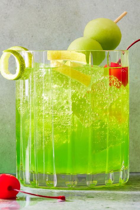 Midori Sour Perfect Cosmopolitan Recipe, Vodka Mixed Drinks Recipes, Midori Sour Recipe, Midori Sour, Vodka Mixed Drinks, Vodka Lemon, Midori Melon, Vodka Punch, Charcuterie Ideas