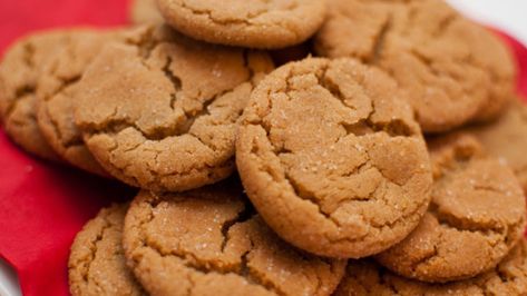 Not only do they taste absolutely amazing but they're incredibly easy to make. Cookies For Christmas Gifts, Quinoa Cookies, Chewy Ginger Cookies, Mary Berry Recipes, Molasses Cookies Recipe, Mary Berry Recipe, Ginger Molasses, Ginger Biscuits, Berry Recipes