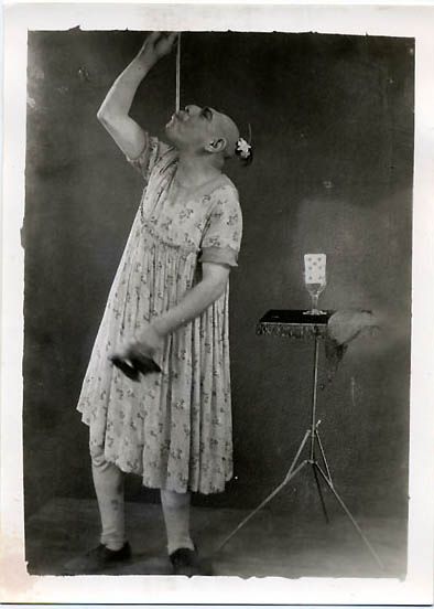 Schlitzie performs simple magic tricks. Date unknown, appears to be from "Freaks" era. The loose dress is similar to the one he wore in the film. Freaks 1932, Creepy Old Photos, Old Circus, Sideshow Freaks, Weird Photos, Human Oddities, Easy Magic Tricks, Circus Sideshow, Weird Vintage