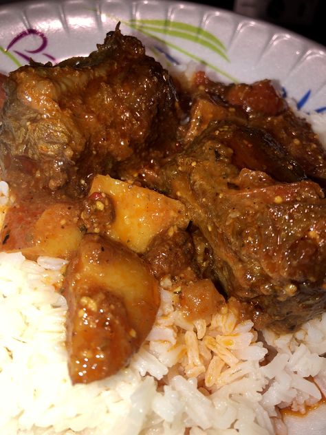 Oxtails and White Rice Oxtails And Rice Recipes, Oxtail Rice Recipe, Oxtail Fried Rice, Healthy Oxtail Recipes, Oxtail And Rice, Rice Dinner Ideas, Oxtail Lasagna, Rice Food, Rice Dinner