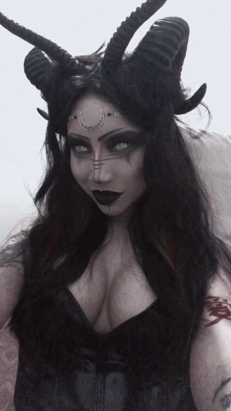 Lilith Makeup Halloween, Fallen Angel Costume Ideas, Demon Halloween Costume, Halloween Fantasia, Demon Makeup, Dark Costumes, Demon Costume, Horror Halloween Costumes, Jason Vorhees