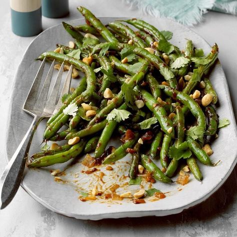 Skillet Side Dishes, Thai Green Beans, Asian Meals, Green Beans Recipe, Tasty Thai, Green Beans With Bacon, Veg Dishes, Thai Dishes, Beans Recipe