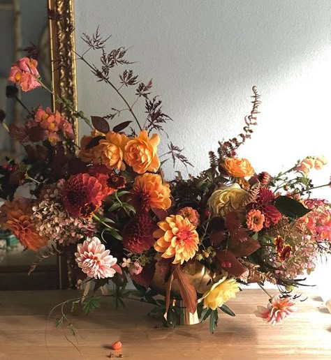 Fall Flower Garland, Floral Arrangement Shapes, Thanks Giving Flower Arrangement, Autumn Flowers Arrangements, Autumnal Floral Arrangements, Fall Colored Flowers, Studio Floral Photoshoot, Thanksgiving Flowers Arrangements, October Floral Arrangements