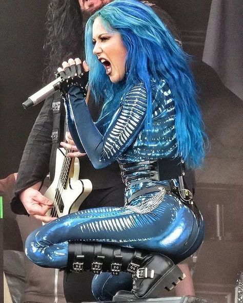 Alissa White Gluz, 90s Music Artists, Female Tattoo Models, Ladies Of Metal, Alissa White, Metalcore Bands, Metal Chicks, Мотоциклы Cafe Racers, Women Of Rock