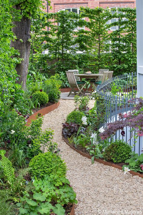 Sinuous Path - Sue Townsend Garden Design Small Pathway Garden, Garden Path Gravel, Gravel Paths In Gardens, Garden Paths Through Lawn, Gravel Garden Path, Backyard Garden Landscaping, Garden Landscaping Design, Open Courtyard, Concrete Homes