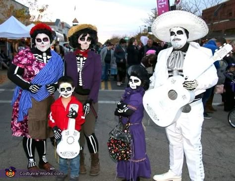 Disney Pixar Coco Costume Coco Characters Costume, Coco Costumes Family, Coco Costume Ideas, Coco Halloween Costume, Coco Costume, Camp Bestival, Movie Character Costumes, Pixar Coco, Homemade Costume