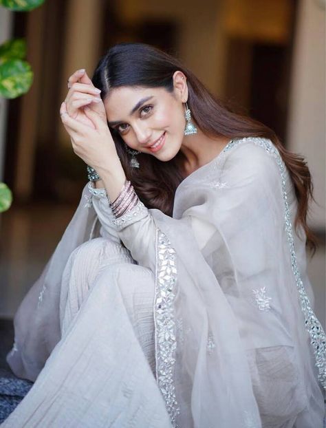 Eid Poses, Eid Pics, Maya Ali, Pakistani Celebrities, Indian Photoshoot, Stylish Photo Pose, Photoshoot Dress, Portrait Photography Poses, Photography Poses Women