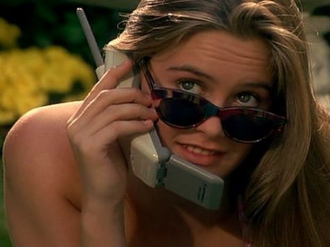 A college student who still uses a flip phone explains why everyone else is missing out Flip Phone Aesthetic, Clueless Aesthetic, Crush Movie, Cher Clueless, Cat Eye Colors, The Crush, Cher Horowitz, Alicia Silverstone, Mtv Movie Awards