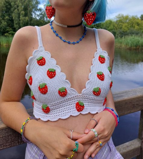 Strawberry Furniture, Tops Tejidos A Crochet, Earwarmer Knitting Patterns, Tops A Crochet, Strawberry Crochet, Crochet Top Outfit, Crochet Bra, Crochet Strawberry, Bra Pattern