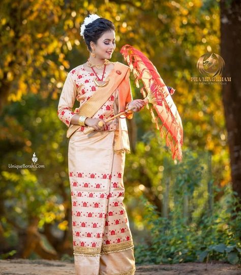 Tai Ahom dress,Tai Ahom traditional dress, traditional dress Tai Ahom,dress Tai Ahom, ancient Tai Ahom, ancient Tai Ahom dress,Assam,India,Tai Kadai,Tai Kradai,Ahom Bihu Assam Dance, Garba Costume, Assamese Traditional Dress, Bihu Assam, Assamese Girl, Cultural Dress, Thai Language, Dress Traditional, Asian History