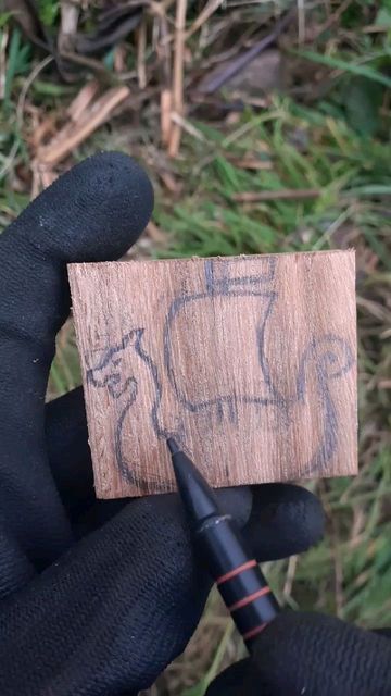 Werewolf on Instagram: "Carving a little drakkar! . . . . .#vikingship #viking #drakkar #woodenship #shipjewelry #woodenpendant #woodenjewelry #woodcraft #woodcarving #woodworking #wood #carving #whittling #craft #handmade #woodenjewellery #carvingtutorial #carvingwood #tutorial #DIY #nordic" Dremel Wood Projects, Viking Wood Carving, Whittling Projects, Carving Projects, Viking Ship, Wooden Ship, Craft Handmade, Woodworking Wood, Wooden Pendant