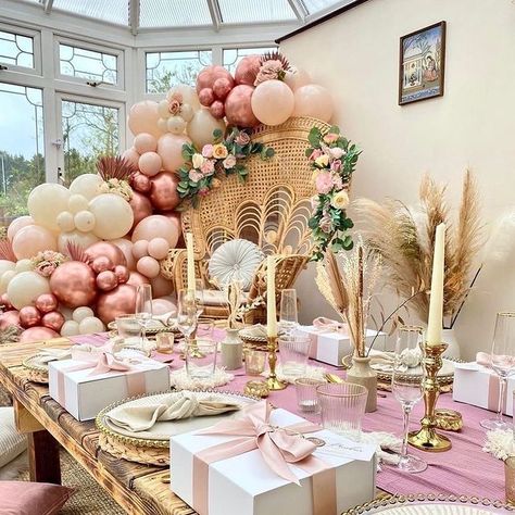 So E L E G A N T! By @theballoonbarmidlands 💛 Rose Balloon Garland, Rose Gold Balloon Garland, Rose Balloon, Trendy Bachelorette Party, Gold Balloon Garland, Rosé Birthday, Balloon Chain, Rose Gold Balloons, Pink Garden