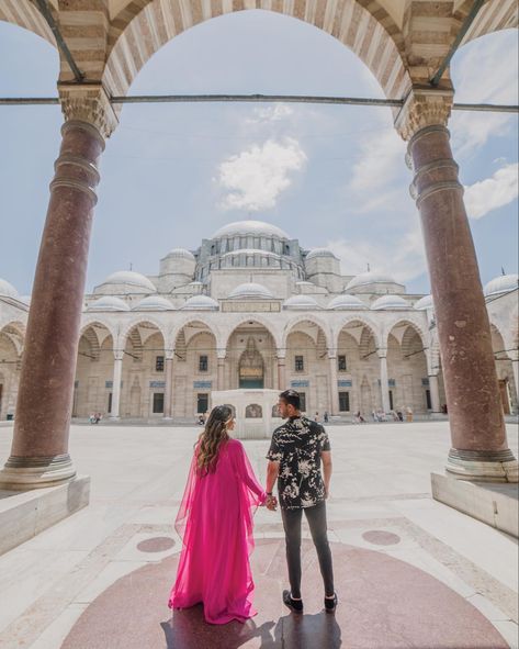 Turkey Picture, Istanbul Trip, Blue Mosque Istanbul, Travel Photoshoot, Travel Istanbul, Turkey Photos, Istanbul Travel, Couple Picture, Photos Poses