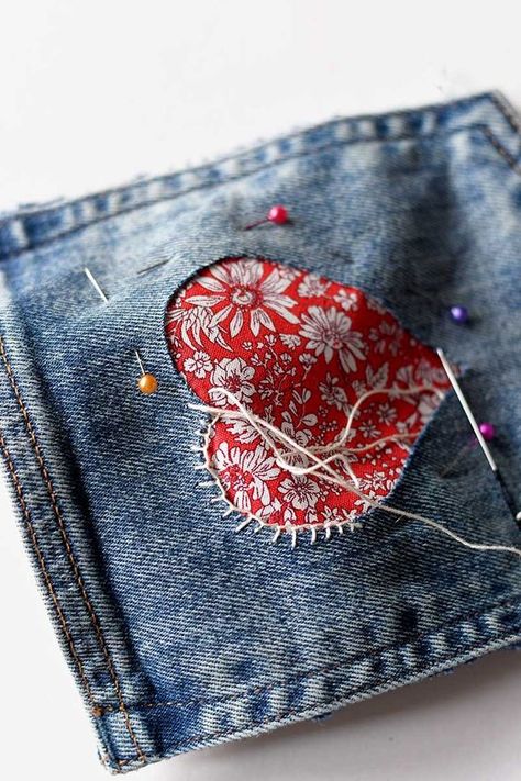 Återvinna Jeans, Denim Applique, Cool Denim, Denim Crafts Diy, Blue Jeans Crafts, Sew Ins, Heart Pocket, Jean Crafts, Denim Ideas