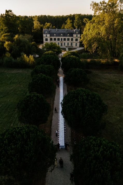 A Magical Château Wedding in Bordeaux, France - Style Guide The Lane Chateau Aesthetic, French Wedding Venues, Portuguese Wedding, French Chateau Wedding, Mediterranean Wedding, Chateau Wedding, Bordeaux France, The Lane, France Wedding