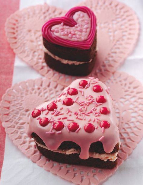 Heart Cake Recipes, Shaped Cakes, Valentines Baking, Pastel Cupcakes, Heart Cakes, Valentine Desserts, Heart Shaped Cakes, Valentines Day Cakes, Valentines Day Food