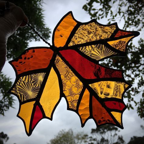 starlightmeadowbloom:sosuperawesome: Stained Glass LeavesGreer Glassworks on Etsy Pretty… These are beautiful for any seasons… - Leaf Suncatcher, Diy Stained Glass Window, Stained Glass Patterns Free, Glass Craft, Glass Diy, Stained Glass Decor, Stained Glass Ornaments, Quilt Art, Stained Glass Suncatchers