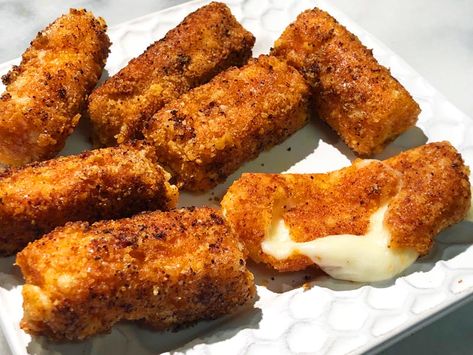 Keto Cheesesticks Mozzarella Sticks, Mozerella Stick Recipes Keto, Mozerella Recipes Keto, Motzerrela Sticks, Cheese Fingers, Keto Mozzarella Sticks, Mozzarella Sticks Recipe, Cheese Stick, Keto Appetizers