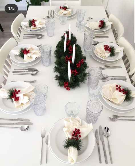 Christmas Simple Table Settings, Christmas Dinner Table Settings Elegant Modern, Christmas Table Set Up Ideas, Simple Christmas Dinner Table Decor, Simple Christmas Dinner Table, New Years Table Decor Simple, Xmas Centerpieces Dinner Tables, Christmas Table Decor Ideas Simple, Christmas Table Decorations Simple