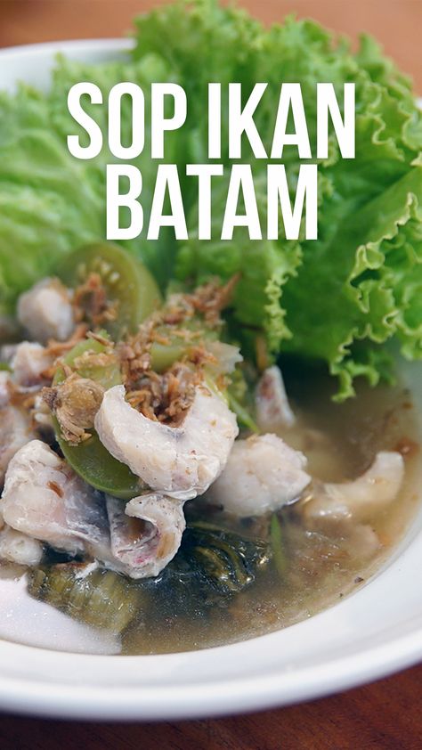 Sop Ikan Batam adalah Sop ikan dengan kuah bening yang memiliki cita rasa yang khas karena memakai sawi asin. Bisa dijadikan pilihan sup untuk orang yang sedang sakit, selain hangat karena adanya kandungan ikan yg ada dalam sop. Sup Ikan, Cooking Tutorials, Tasty Healthy, Fish Dishes, Fish