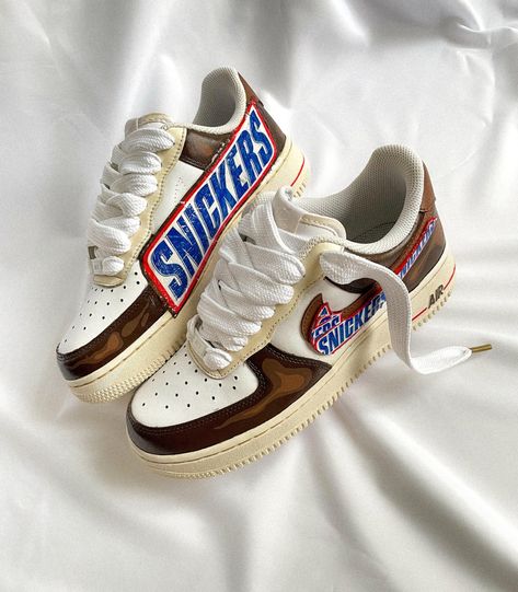 Sepatu Air Jordan, Snicker Shoes, Casual Shoes Women Sneakers, Nike Shoes Women Fashion, Custom Sneakers Diy, Pretty Sneakers, Custom Shoes Diy, Trendy Shoes Sneakers, Preppy Shoes