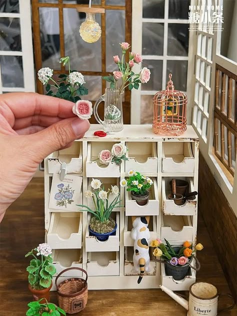 Barbie Decor, Farmhouse Dollhouse, Garden Storage Cabinet, Castle Crafts, Room Box Miniatures, Model Kitchen, Crochet Princess, Dollhouse Garden, Miniatures Diy