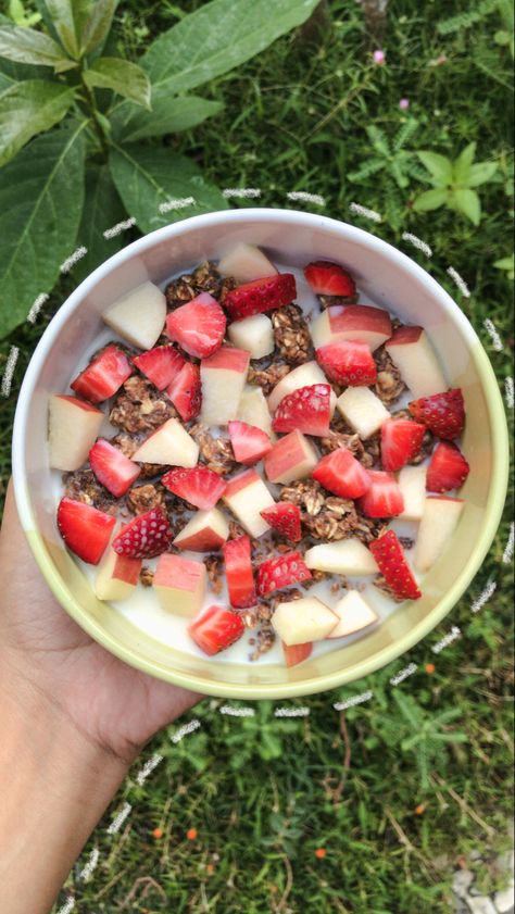 Healthier Cereal, Cereal Shots, Cereal Aestethic, Cereal With Fruit, Nature's Cereal, Weetabix Cereal, Cereal Healthy, Natural Cereal, Strawberry Cereal