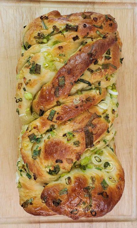 This green onion garlic butter bread loaf recipe is my take on the classic garlic butter bread loaf with an eastern infusion. Green onions also known as scallions is a popular ingredient in a lot of… Scallion Bread Recipe, Basil Garlic Bread, Bread With Vegetables, Savory Loaf Bread Recipes, Garlic Loaf Bread, Green Onion Bread, Garlic Herb Bread Recipe, Onion Garlic Bread, Garlic Butter Rolls