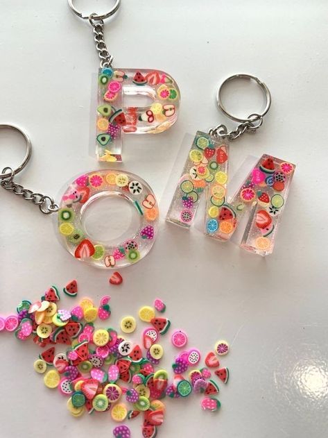 Resin Art Accessories, Resin Initial Keychain Ideas, Glitter Resin Keychain, Resin Art Letters, Epoxy Resin Diy Ideas, Resin Art Keychain Ideas, Letter Keychain Resin, Clay And Resin Jewelry, Rezin Epoxi Idea