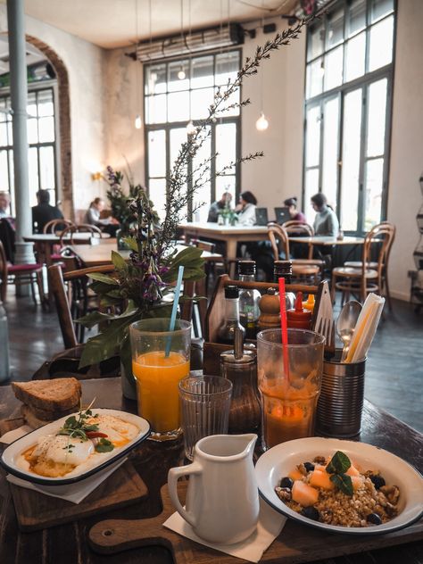 The Best Vegan-Friendly Cafes & Restaurants In Barcelona | lifestyletraveler.co | IG: @lifestyletraveler.co Brunch Barcelona, Barcelona Cafe, Aesthetic Brunch, Restaurants In Barcelona, Brunch Aesthetic, Moving To Barcelona, Barcelona Restaurants, Brunch Cafe, Spain Aesthetic