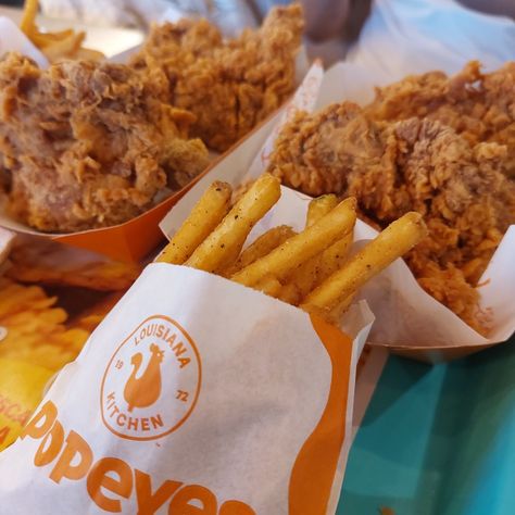 Popeyes Food, Popeyes Fried Chicken, Franchise Food, Food Babe, Yummy Comfort Food, Lunch Recipes Healthy, Baked Dessert Recipes, Chicken Wing Recipes, Camping Food