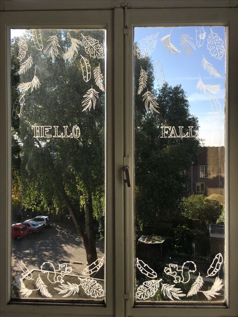 Window Drawing Halloween, Autumn Window Drawing Ideas, Fall Window Drawing, Fall Window Chalk Art, Autumn Window Drawing, Window Marker Ideas, Autumn Window Art, Autumn Window Painting, Fall Window Art