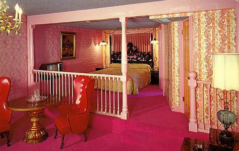 I can totally see me doing my room like this!!-L // Madonna Inn, Rm 159. Sugar and Spice. Madonna Inn Rooms, California Room, Madonna Inn, Apartment Vibes, Motel Room, Retro Interior Design, Set Decoration, Inn Hotel, Red Room