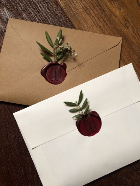 Wax Sealed Letters Aesthetic, Sealed Letter Aesthetic, Wax Sealed Envelopes, Wax Seal Flowers, Letter Wrapping Ideas, Dried Flower Wax Seal, Wax Seal With Dried Flower, Wax Seal Gift Wrapping, Wax Sealed Letters