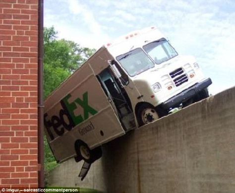 Fedex Truck, Truck Accident, Train Truck, You Had One Job, Funny Pictures With Captions, One Job, Epic Fails, Picture Captions, Funny Animal Pictures