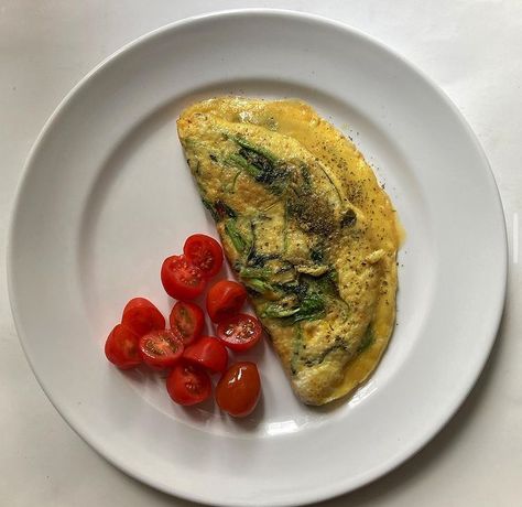 cheesy spinach omelette with fresh tomatoes Protein Omelette Recipe, Omelets Recipe Omelettes, Low Cal Savory Breakfast, Low Cal Omelette, Omlet Aesthetic, Grocery List Vegetarian, Omelette Aesthetic, Healthy Omlet Recipes, Healthy Omelette Recipe