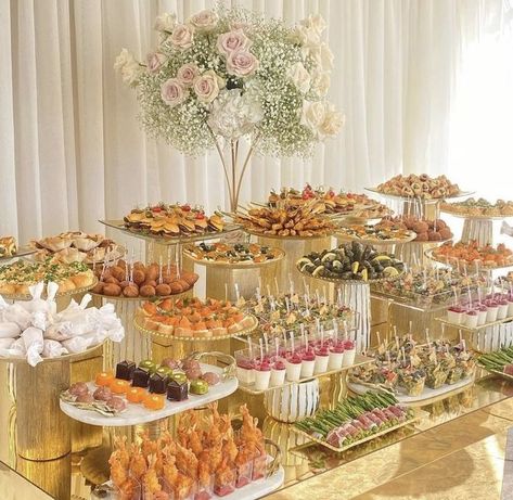 Wedding Food Set Up, Hosting Food Ideas, Catering Display Ideas, Food Display Wedding, Fancy Buffet, Ideas Para Catering, Elegant Catering, Food Table Decorations, Buffet Presentation