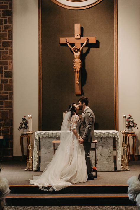 Catholic Couple, Catholic Wedding Photography, Church Marriage, St Teresa Of Calcutta, Church Wedding Photos, Wedding Catholic, Wedding Christian, Catholic Marriage, Church Wedding Photography