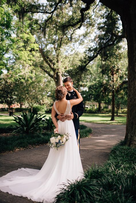 Park Wedding Photoshoot, Park Wedding Pictures, Wedding Park Photoshoot, Simple Wedding Picture Ideas, Garden Wedding Poses, Wedding Park Photos, Small Backyard Wedding Photography, Photo Inspo Wedding, Wedding In The Park