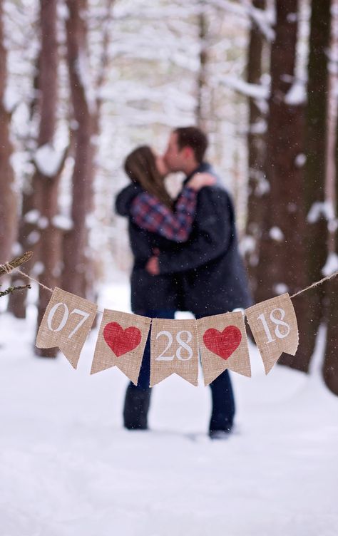 Winter Save The Date Ideas, Winter Wedding Save The Date Ideas, Save The Date Winter Photo Ideas, Winter Save The Date Pictures, January Engagement Photos, Save The Date Shoot, Save The Date Ideas Photoshoot, Save The Date Ideas Photos, Save The Date Outfit Ideas