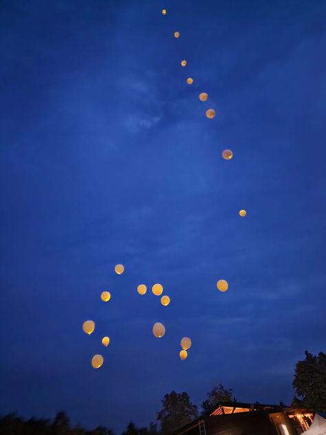 White glowing balloons in a dark blue sky at night glowing Balloon Train, Balloon Training, Light Up Balloons, Up Balloons, White Balloons, Night Sky, Night Skies, At Night, Light Up