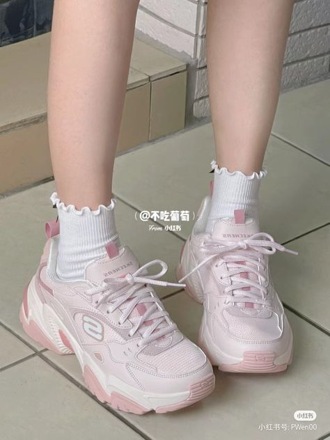 Coquette Sneakers Aesthetic, Coquette Shoes Sneakers, Pink Shoes Outfit Sneakers, Coquette Sneakers, White And Pink Shoes, Cute Comfy Shoes, Coquette Shoes, Dr Shoes, Pretty Shoes Sneakers