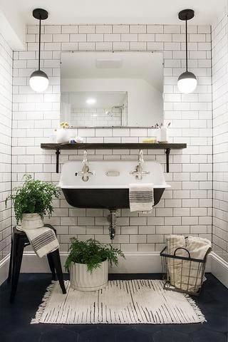 White Tiled Bathroom, Subway Tile Bathroom, Tiles Mirror, Tiled Bathroom, Bathroom Black, White Subway Tiles, Bad Inspiration, Small Remodel, White Subway Tile